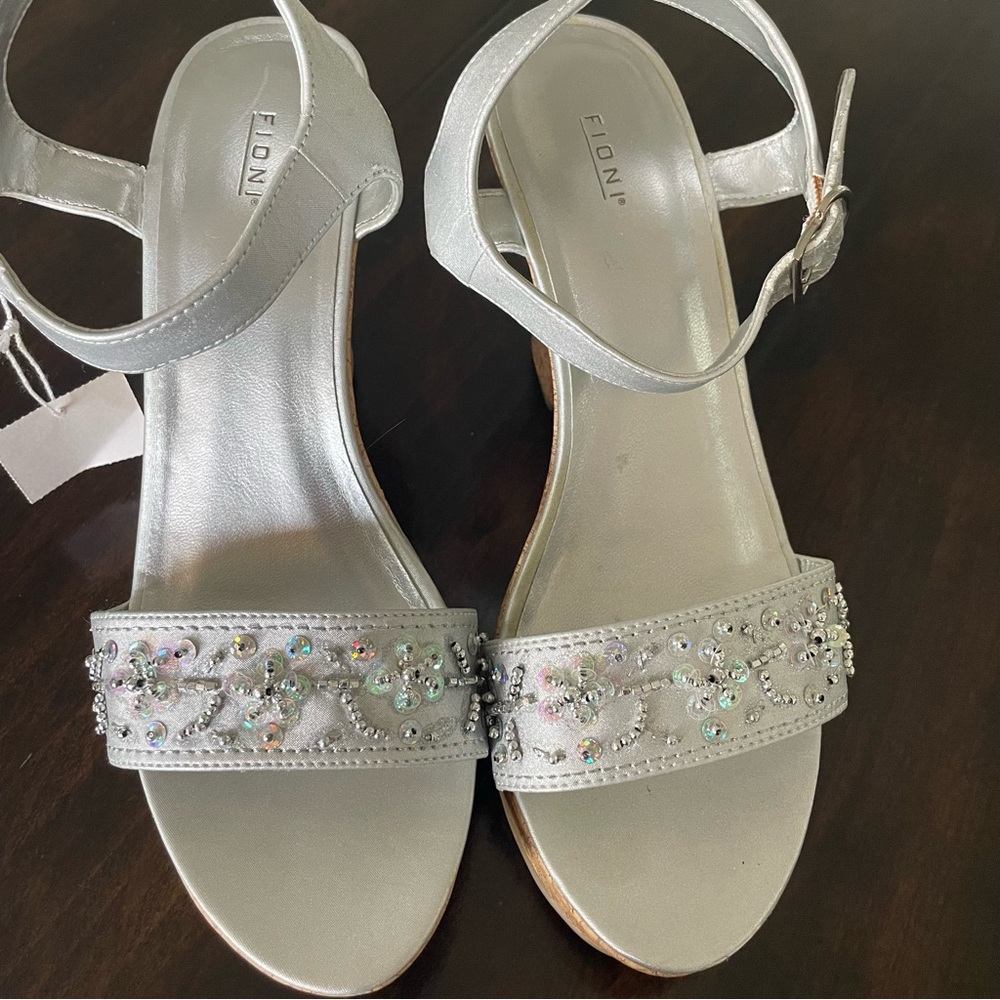 NEW Fiona Women’s Sandals, Size 7 1/2, Silver